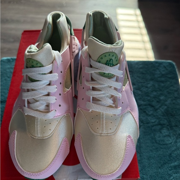 Nike Pinkand Beige Sneakers with Green Huarache size 6.5 - Picture 2 of 2